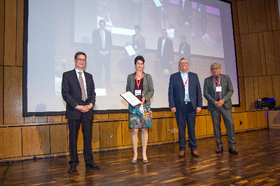 Preisverleihung 2021 von links: Prof. Strassburg, Prof. Koch (in Vertretung von Dr. Boedecker-Lips), Dr. Henkel (Ciesi), Dr. Lechler (Neovii)