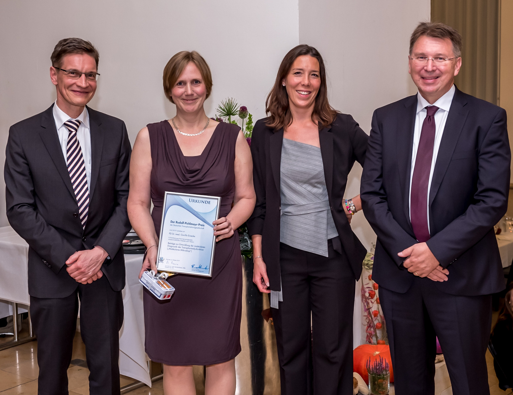 Preisverleihung 2019 von links: Prof. Strassburg, Dr. Einecke, Nicola Nowak (Biotest), Prof. Banas